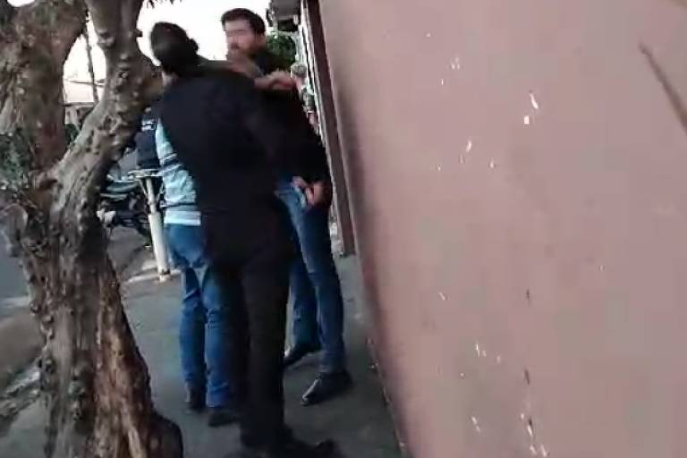 Momento em que policial civil agride advogado em Batatais, interior de São Paulo