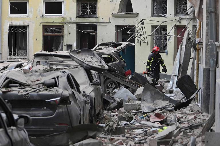 Bombeiro em destroços após o maior ataque com mísseis mussos contra Lviv, no oeste da Ucrânia