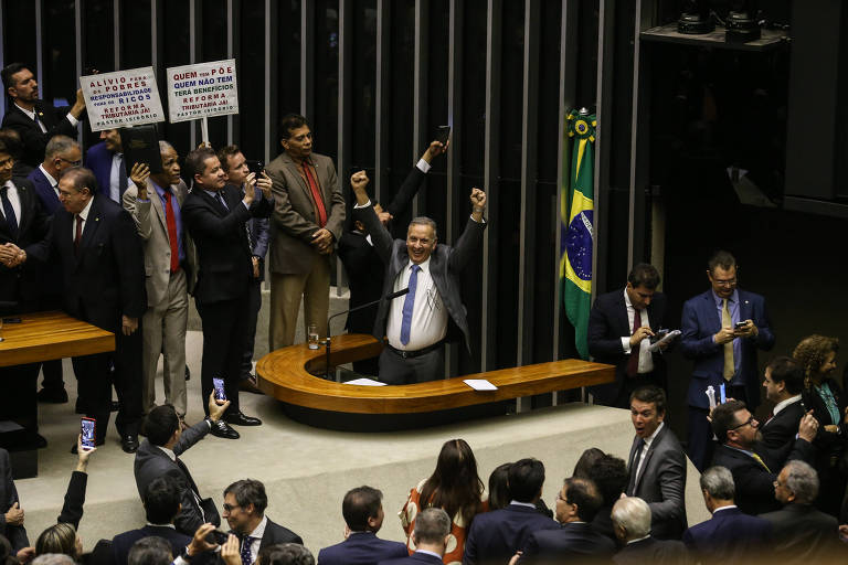 Em 6 de julho, o texto-base da PEC (proposta de emenda à Constituição) da reforma tributária foi aprovado em primeiro turno na Câmara por 382 deputados; 118 votaram contra. Na foto, o relator Aguinaldo Ribeiro comemora a aprovação.
