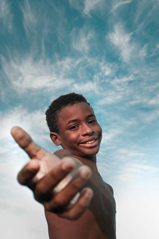 Retrato de criança negra sorridente