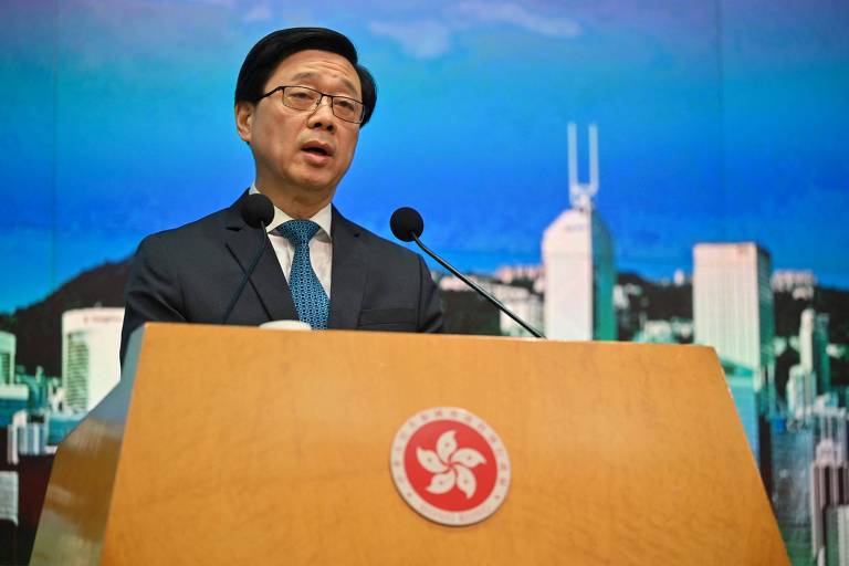 O chefe-executivo de Hong Kong, John Lee, durante entrevista coletiva na sede do governo do território chinês