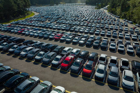 SÃO BERNARDO, SP, 28.06.2023 - Imagem aérea do pátio da montadora Volkswagen com milhares de veículos na unidade de São Bernardo, no ABC Paulista. A unidade definiu férias coletivas de 10 dias previstas para os seus dois turnos de produção, a partir do dia 10 de julho. (Danilo Verpa/Folhapress)