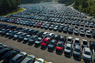 Pátio da Volkswagen lotado de veículos em São Bernardo do Campo (SP)