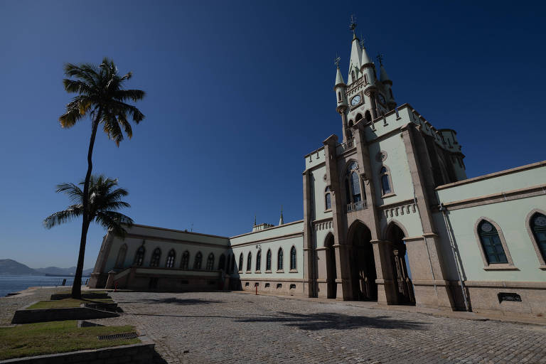 Na imagem, o palacete da Ilha Fiscal, de cor verde jade, contrasta com o céu azul do Rio de Janeiro