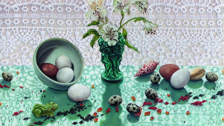 pintura de flores, conchas e pedras espalhadas por mesa rendada