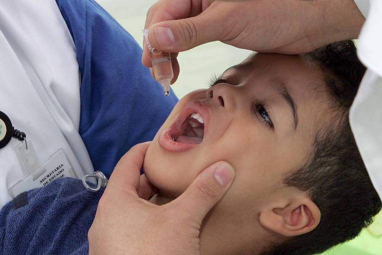 Gotinha contra pólio desaparecerá dos postos em 2024, anuncia ministério