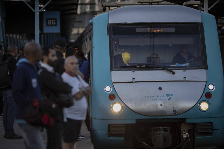 Passageiros penam com trens lotados no Rio
