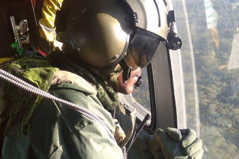 Militar na janela de helicóptero