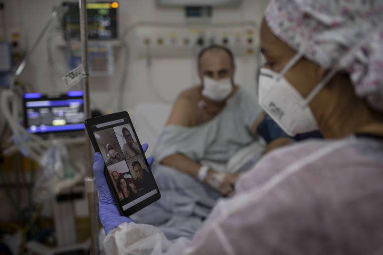 Paciente internado em unidade semi-intensiva de tratamento para Covid faz chamada com sua família pelo aplicativo Zoom