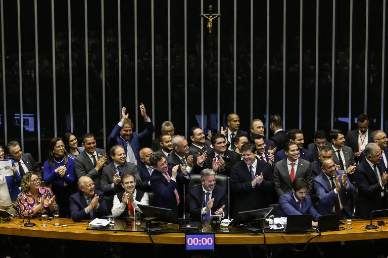 Imagem mostra deputados reunidos em plenário da Câmara
