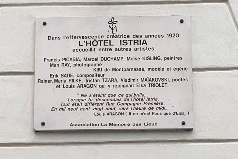 Placa do Hotel Istia, na rue Campagne Première, no bairro de Montparnasse, em Paris --- Heloisa Seixas