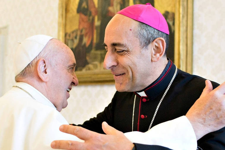 Papa elege seu ghost-writer, autor de livro sobre beijos, como guardião da doutrina católica