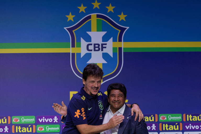 Fernando Diniz abraça o presidente da CBF, Ednaldo Rodrigues, ao ser apresentado como treinador da seleção brasileira