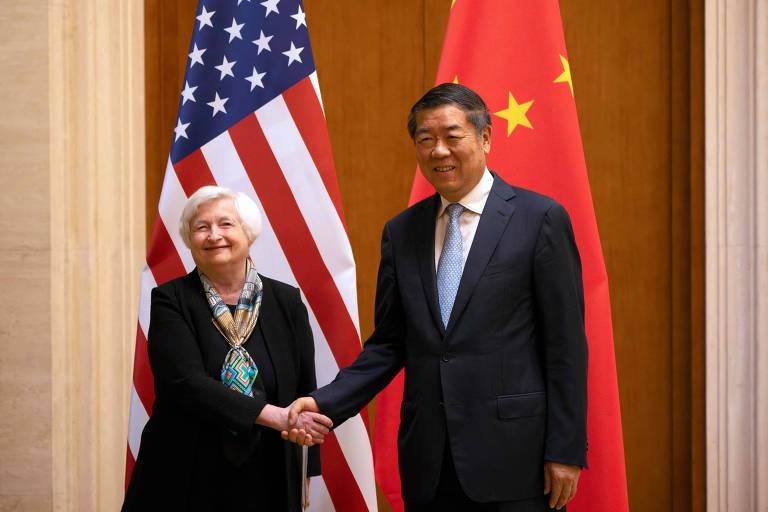 A secretária do Tesouro dos EUA, Janet Yellen, cumprimenta o vice-premiê da China, He Lifeng, durante encontro em Pequim