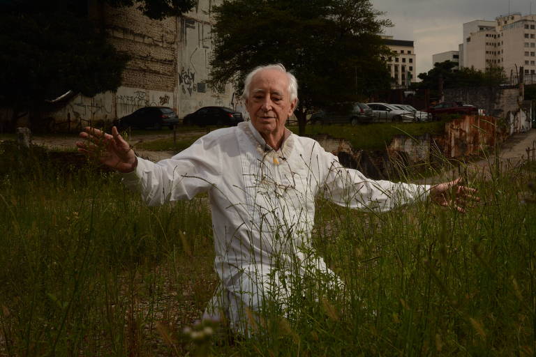 Retrato de José Celso Martinez Corrêa, conhecido como Zé Celso, diretor do Teatro Oficina, para entrevista exclusiva à Folha realizado em terreno ao lado do Teatro Oficina, em São Paulo, em 2018