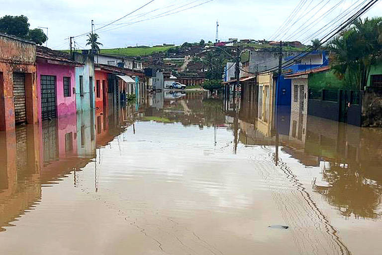 Chuva deixa um morto e tira 16 mil de casa em Alagoas