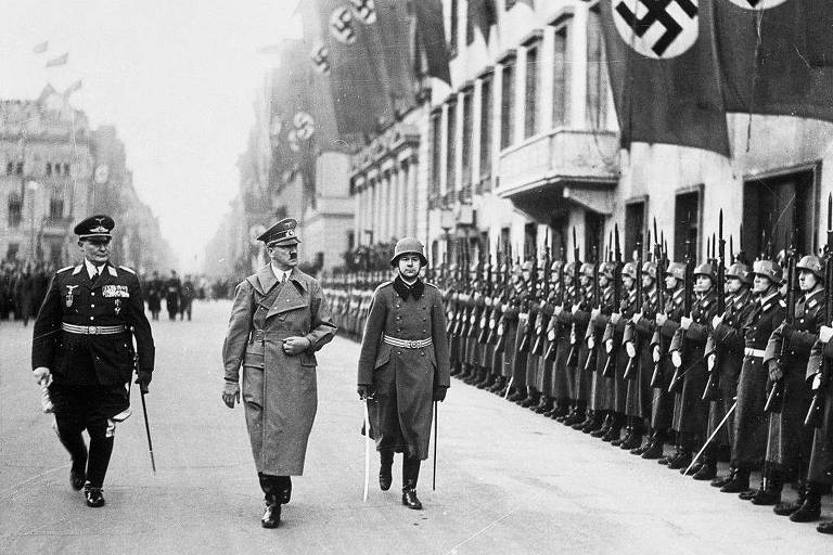 Adolf Hitler desfila em frente a fileira de soldados nazistas