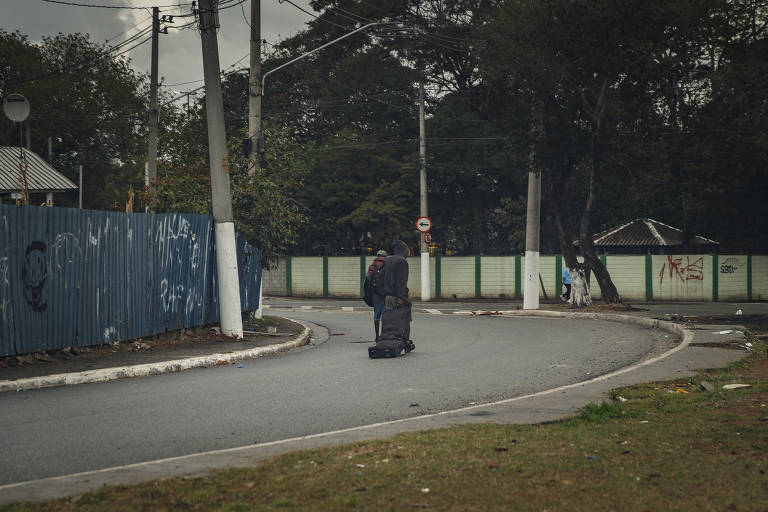 Homem deixa o viaduto Governador Orestes Quércia, no Bom Retiro