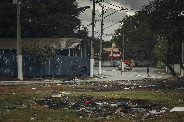 Trecho sob o viaduto Governador Orestes Quércia onde usuários de drogas permaneceram entre a noite de sábado (8) e a manhã de domingo (9)