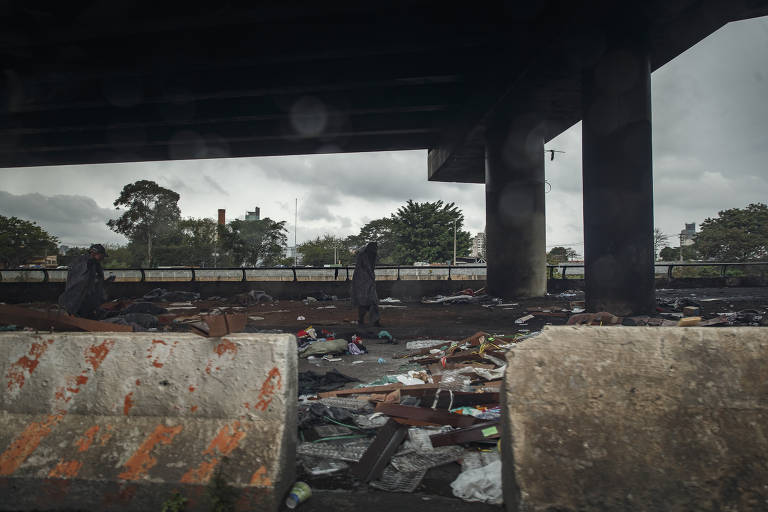 Sujeira sob o viaduto Orestes Quércia, conhecido como ponte Estaiadinha