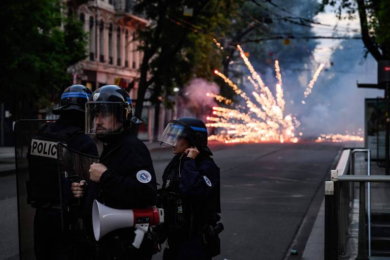 Manifestantes soltam fogos de artifício na polícia francesa durante protestos em Lyon