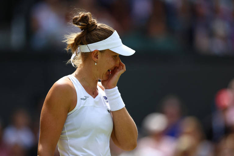 Bia Haddad enxuga as lágrimas antes de desistir da partida das oitavas de final de Wimbledon