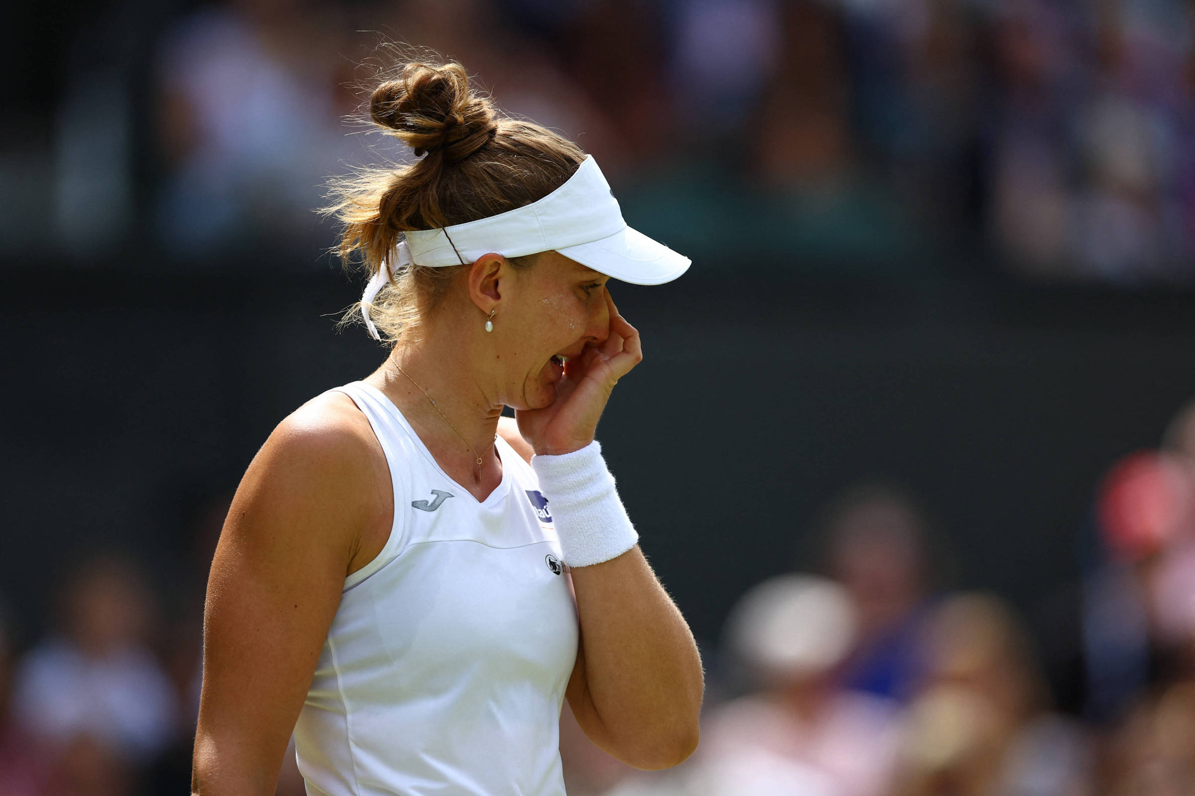 Bia Haddad abandona jogo em Wimbledon por lesão na lombar