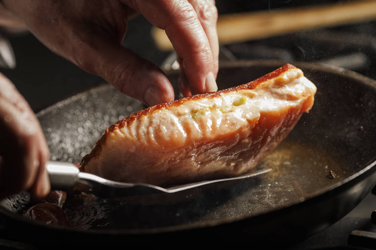 Chef Joël Ruiz prepara um Salmon a la Plancha com salmão do Atlântico em degustação promovida pela Folha