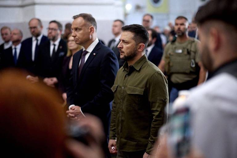 O presidente da Polônia, Andrzej Duda, ao lado de seu homólogo ucraniano, Volodimir Zelenski, durante cerimônia religiosa na cidade ucraniana de Lutsk 