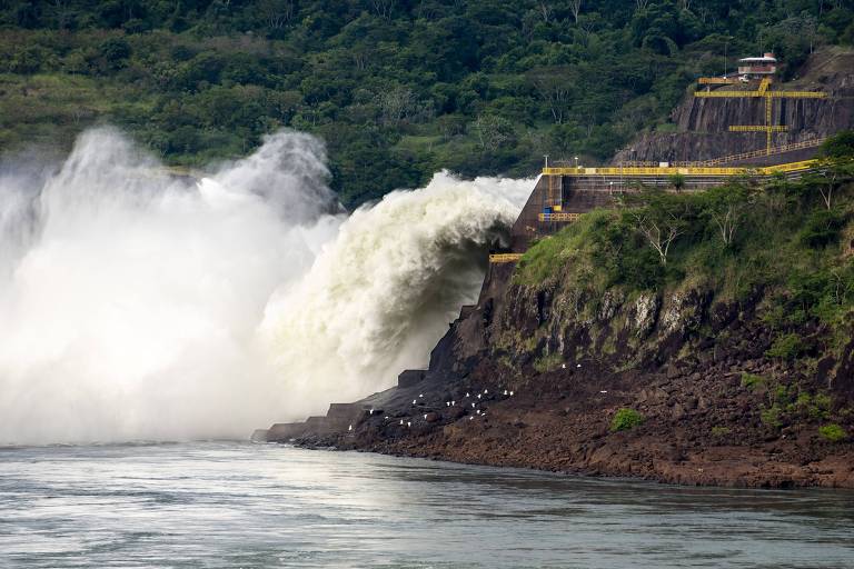Comportas da usina hidrelétrica de Itaipu