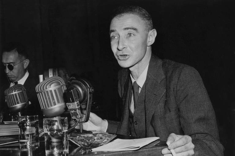 O físico Robert Oppenheimer durante reunião em junho de 1949