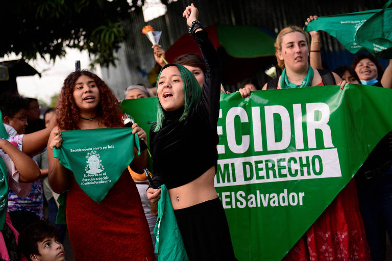 Mulheres fazem protesto em San Salvador, capital de El Salvador, em homenagem a Beatriz, salvadorenha que teve direito ao aborto negado pela Justiça local