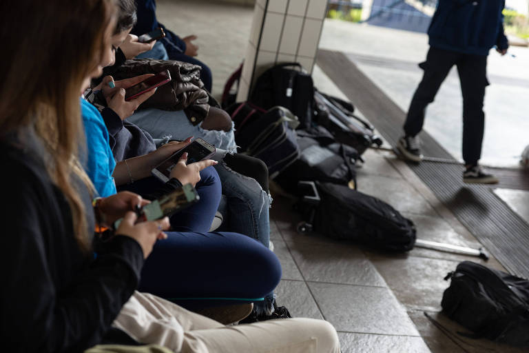Estudantes usam celular durante intervalo das aulas em escola particular de São Paulo
