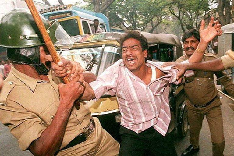 Manifestante entra em confronto com a polícia na Índia em protesto ao Miss Mundo 1996