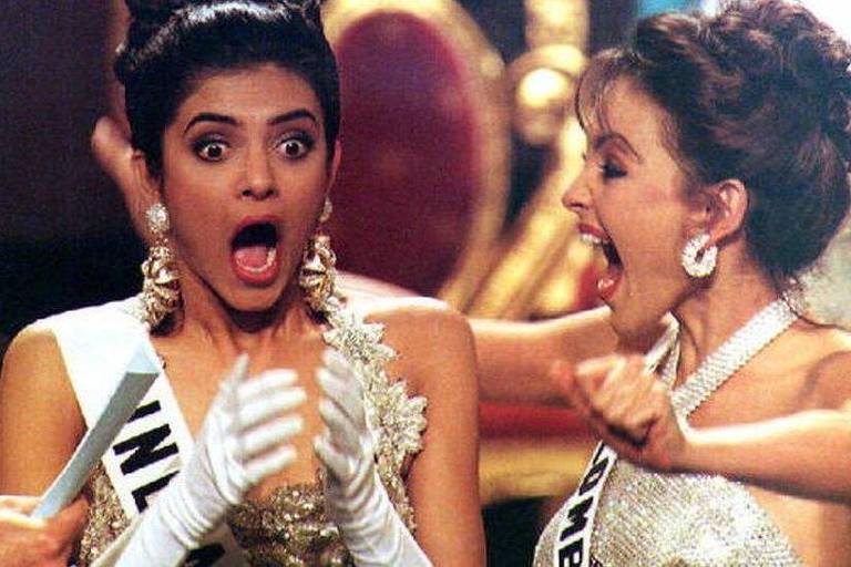 A representante da Índia, Sushmita Sen (esq.), é coroada Miss Universo em 1994
