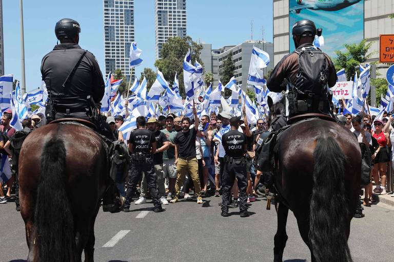 Manifestantes protestam na cidade de Tel Aviv, em Israel, contra reforma judicial