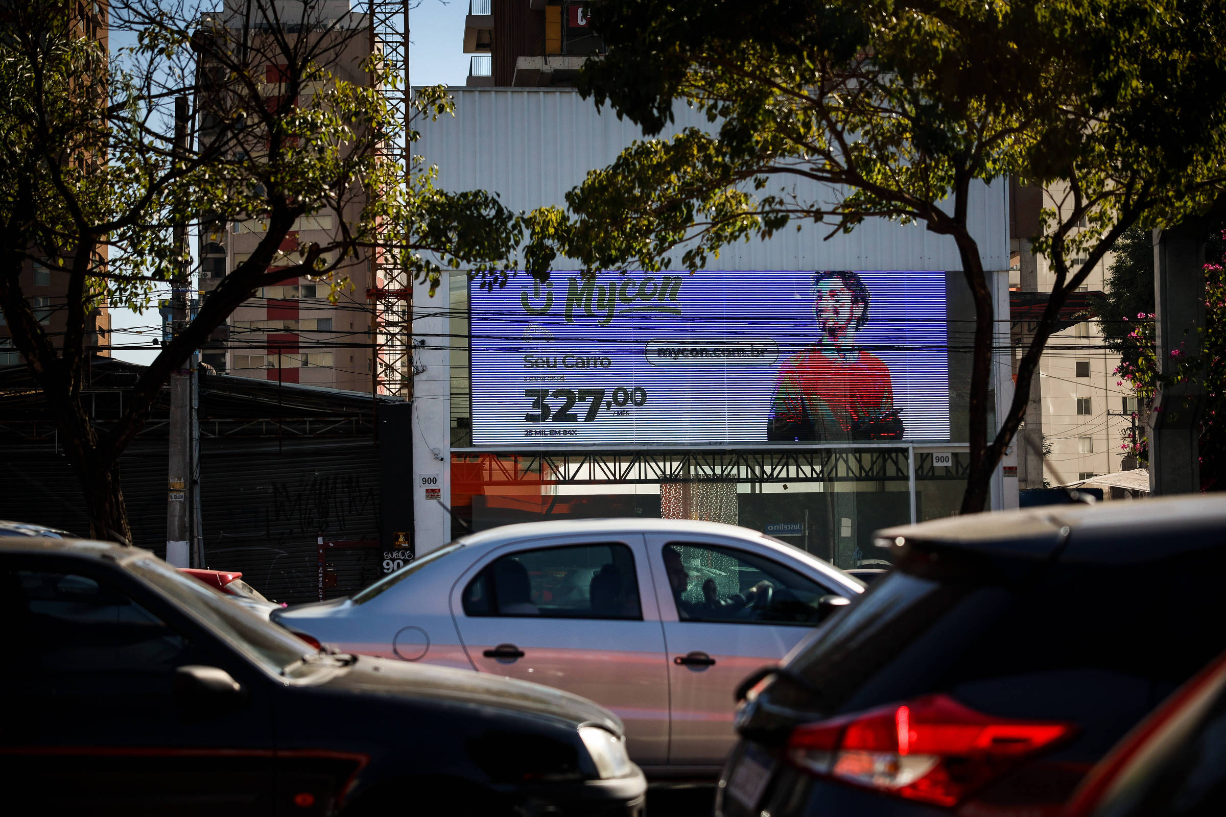 Estabelecimentos comerciais descumprem regras da Lei Cidade Limpa -  11/07/2023 - Cotidiano - Fotografia - Folha de S.Paulo