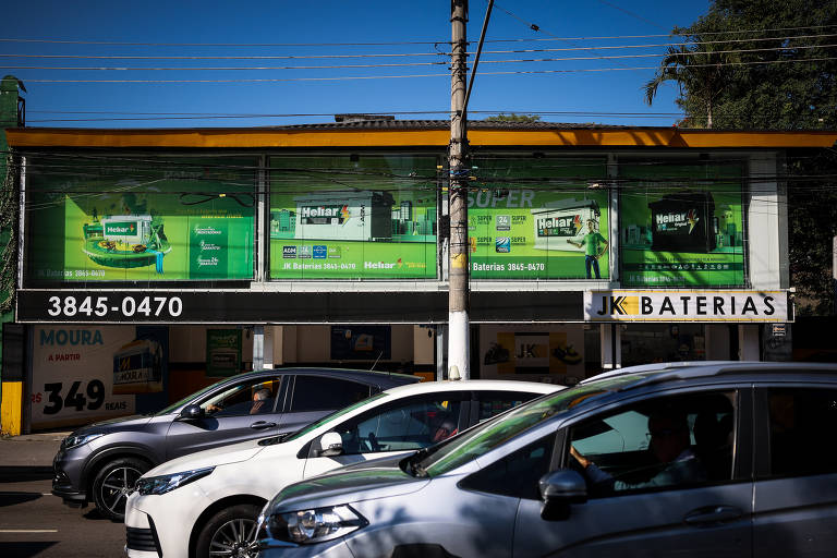 Estabelecimentos comerciais descumprem regras da Lei Cidade Limpa -  11/07/2023 - Cotidiano - Fotografia - Folha de S.Paulo