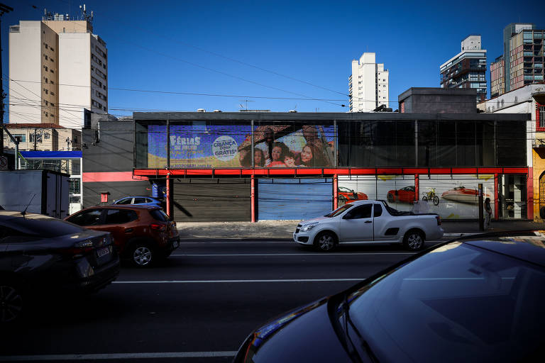 Estabelecimentos comerciais descumprem regras da Lei Cidade Limpa -  11/07/2023 - Cotidiano - Fotografia - Folha de S.Paulo