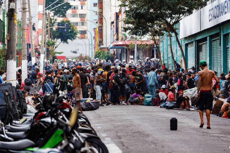 Grupo de usuários de drogas é cercado por policiais militares e da GCM na rua dos Gusmões, no centro de São Paulo
