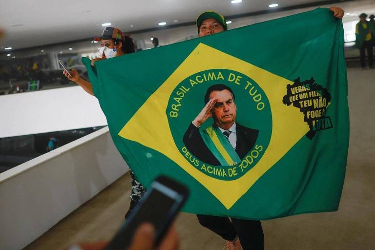 Um relatório da PF revelou que havia uma minuta de um decreto de estado de sítio em celulares de Mauro Cid; o objetivo seria reverter o resultado das eleições presidenciais de 2022