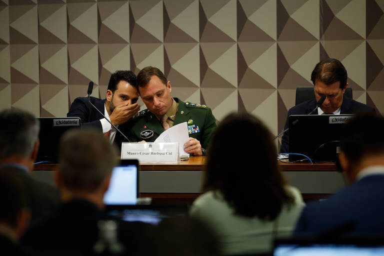 A PF também encontrou mensagens no telefone de Cid que apontavam transações financeiras suspeitas feitas no gabinete de Bolsonaro; a defesa do ex-presidente negou irregularidades