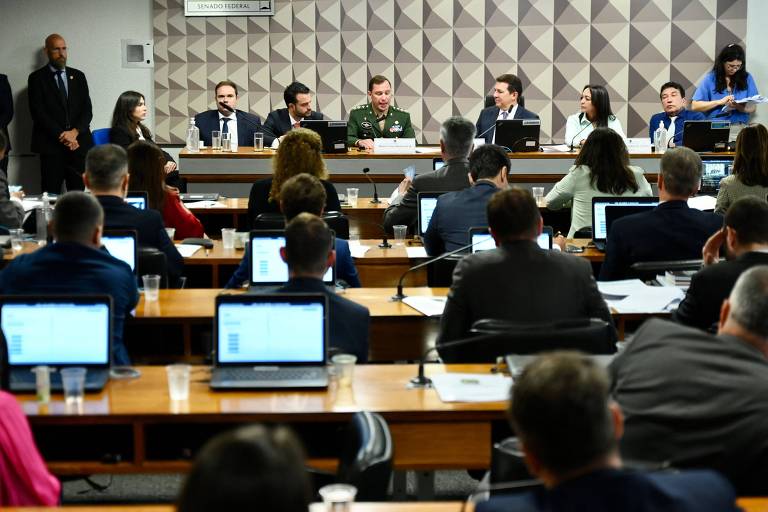 Em depoimento à CPI no dia 11 de julho de 2023, Cid afirmou que é investigado em pelo menos oito investigações criminais e que ficaria calado diante das perguntas dos congressistas