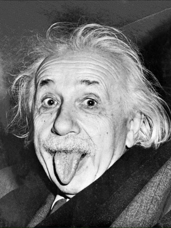 O físico alemão Albert Einstein mostra a língua em foto icônica