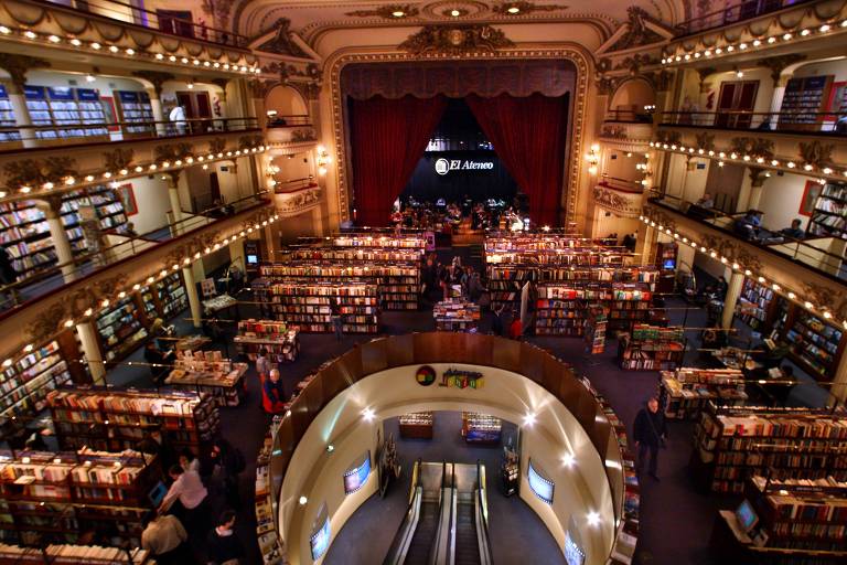 Livraria El Ateneo: construída em prédio de 1919 que já funcionou como teatro e cinema, usa palco como café, em Buenos Aires (Argentina)