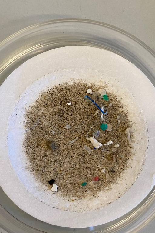 Microplásticos encontrados em amostra de água doce