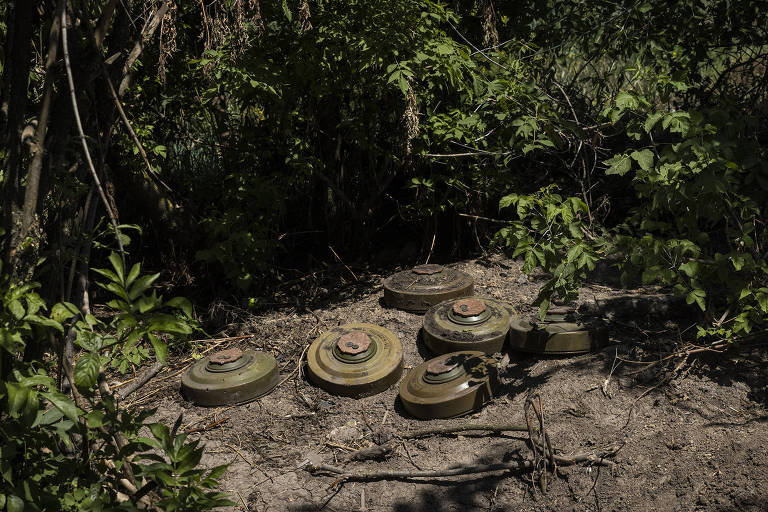 Seis minas deixada por tropas russas em uma fortificação em Novodarivka, na Ucrânia