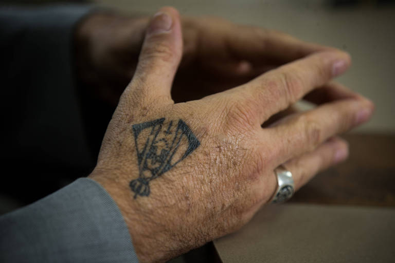 Presidente do clube tem tatuagem de Nossa Senhora de Aparecida na mão