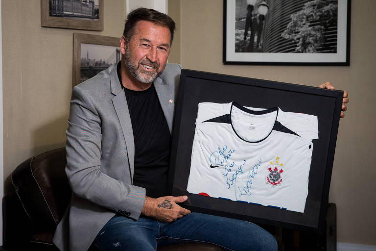 Augusto Melo com camisa autografada do Corinthians