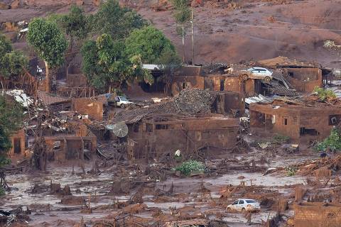TOPSHOTS  A general view where a dam burst in the village of Bento Rodrigues, in Mariana, the southeastern Brazilian state of Minas Gerais on November 6, 2015.  A dam burst at a mining waste site, unleashing a deluge of thick, red toxic mud that smothered a village and killed at least 17 people, an official said. The mining company Samarco, which operates the site, is jointly owned by two mining giants, Vale of Brazil and BHP Billiton of Australia.   AFP PHOTO / Douglas MAGNO ORG XMIT: BRA009